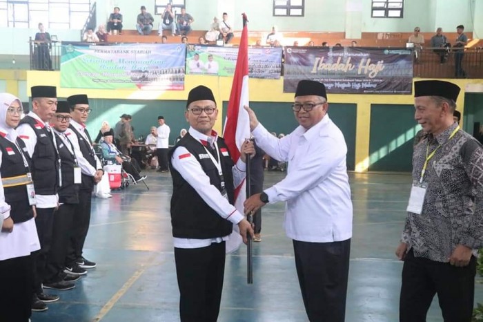 Lepas 366 Jemaah Haji Kloter 22,� Bupati Marwan Meminta Jadi Duta Bangsa
